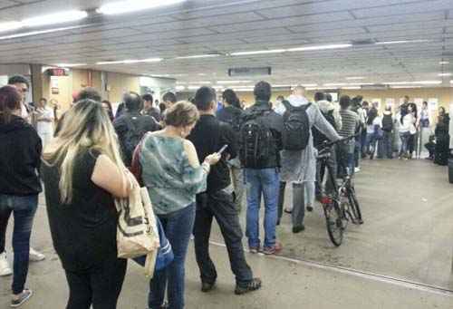 Com trens parados, estações do Metrô ficam lotadas