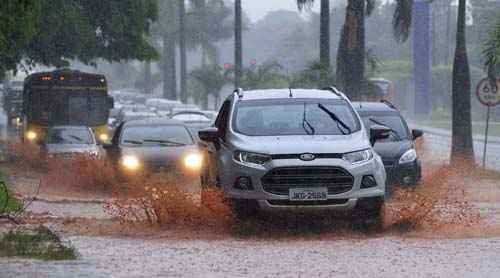 Chuva deixa ruas de Brasília alagadas