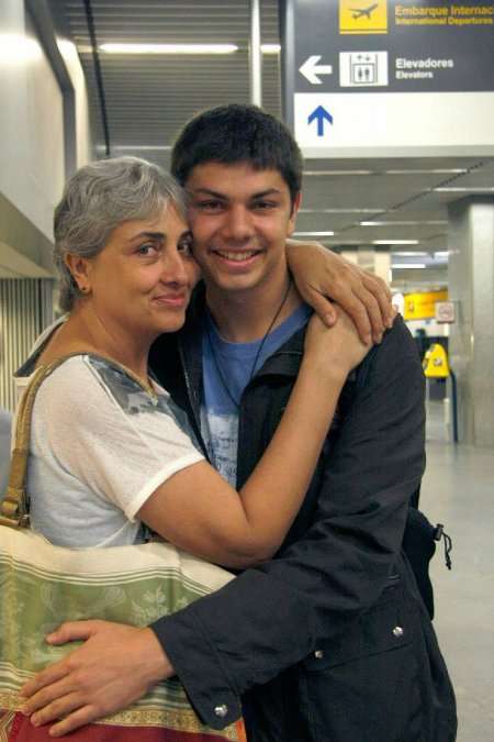 Daniel com a mãe, Vita, antes da viagem às Filipinas, em outubro