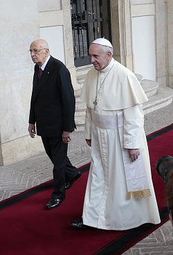 Papa Francis caminha com presidente italiano Giorgio Napolitano, quando chega para uma reunião no Palácio Quirinale, em Roma