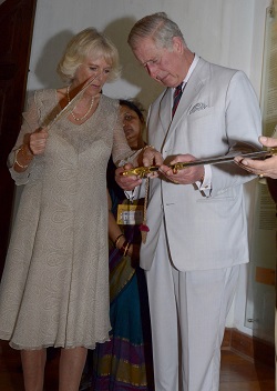 Príncipe Charles segura com Camilla, duquesa da Cornualha, uma espada de espada dado pelo príncipe depois de Gales em 1875 ao rei Raja RajaVarma durante uma visita ao Mattancherry holandês Palace Museum em Kochi