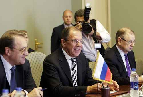 Ministro das Relações Exteriores, Sergei Lavrov, da Rússia reúne-se com o ministro das Relações Exteriores do Egito, Nabil Fahmy, no Cairo