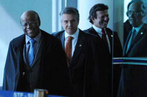 Joaquim Barbosa, Marco Aurélio e ministros chegam para a sessão do Supremo: decretação de prisões nas mãos do presidente do STF