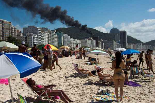 Fumaça chamou a atenção de cariocas e turistas