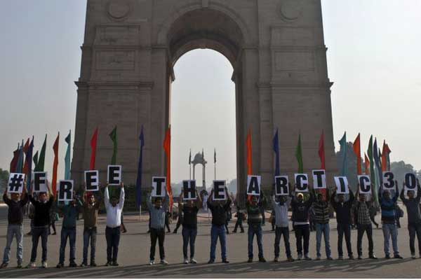 Os 30 membros da tripulação do Arctic Sunrise do Greenpeace foram detidos em setembro após um protesto em uma plataforma de petróleo no Ártico