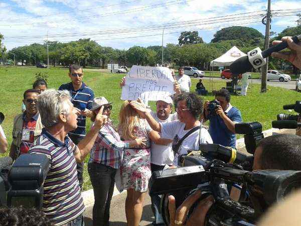 O homem (de camiseta listrada) tentou agredir militantes do PT