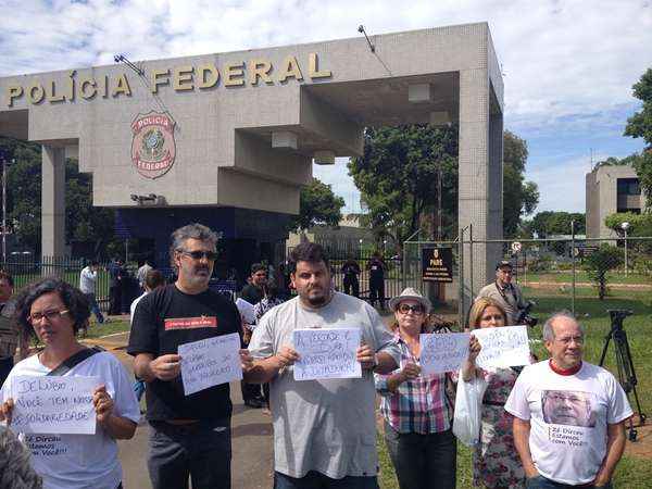 Militantes levaram mensagens de apoio aos políticos condenados no mensalão