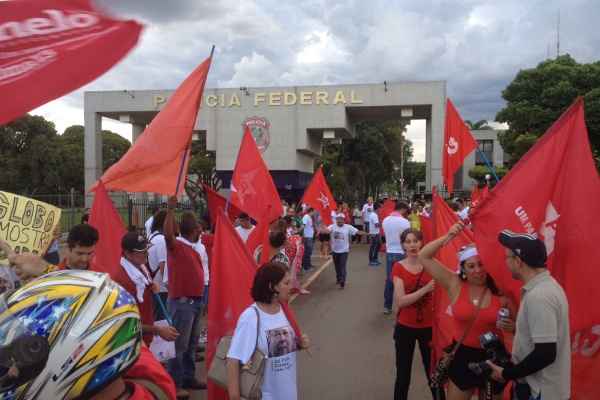 Manifestantes estão em frente à sede da PF para apoiar condenados