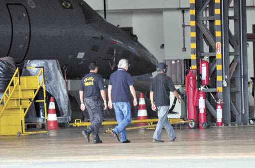 José Dirceu desembarca em Brasília: ex-ministro condenado a 10 anos e 10 meses de prisão