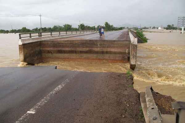 Ponte danificada pelas inundações deixa população ilhada no Vietnã