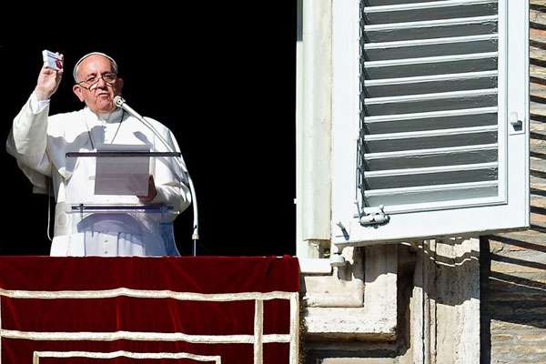 Com a caixa na mão, Francisco concluiu o ângelus dizendo aos fiéis que 