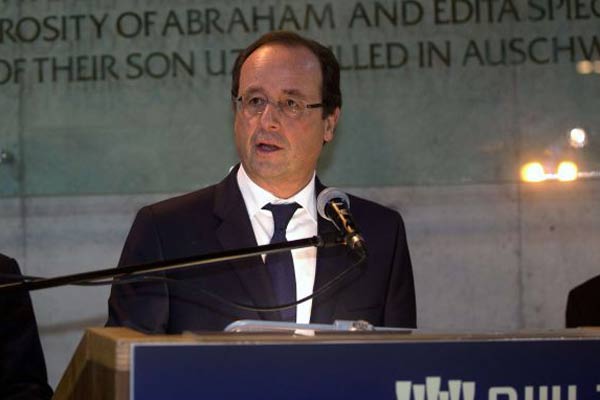 François Hollande disse que vai conversar na segunda-feira em Ramallah com o presidente palestino, Mahmud Abbas