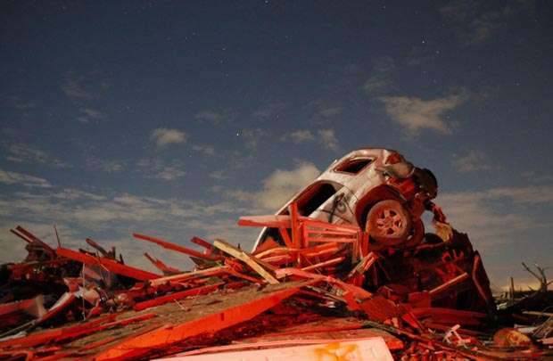 Veículo fica em pilha de escombros após destruição causada por tornado que passou em Washington, Illinois