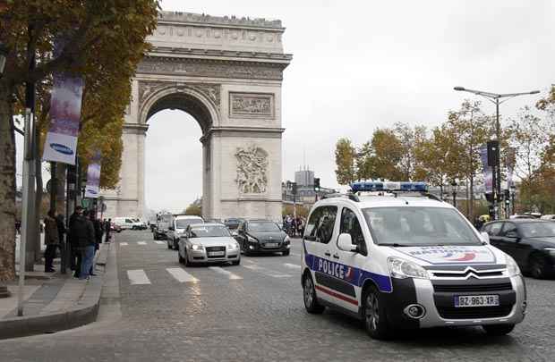 Carro da polícia faz patrulha na avenida Champs-Elysees, em Paris