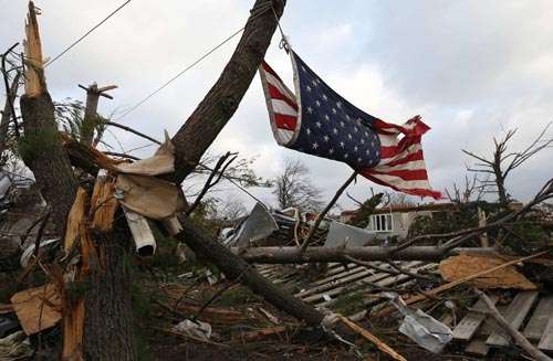 A bandeira dos EUA é vista entre os escombros e destruição causada pelo tornado que passou em Washington, Illinois