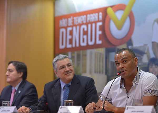 O ministro da Saúde, Alexandre Padilha, apresenta o último balanço sobre a dengue no país e a nova campanha de Mobilização Nacional Contra Dengue