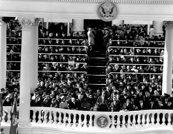 John Kennedy toma posse, em janeiro de 1961: 