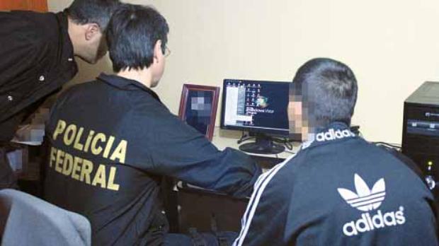 Agentes federais apreendem computadores com imagens de pornografia infantil compartilhadas na internet