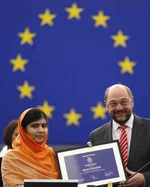 Presidente do Parlamento Europeu, Martin Schulz, entrega prêmio a Malala Yousafzaï