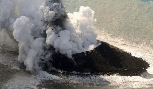 A pequena ilha de 200 metros de diâmetro fica ao sudeste da ilha vulcânica desabitada de Nishinoshima, no pequeno arquipélago de Ogasawara