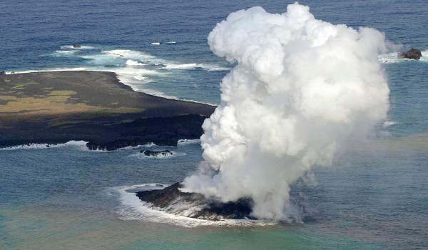 A pequena ilha de 200 metros de diâmetro fica ao sudeste da ilha vulcânica desabitada de Nishinoshima, no pequeno arquipélago de Ogasawara