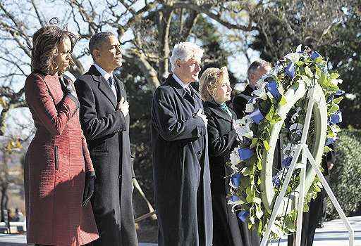 Os casais Obama (E) Clinton depositam flores no túmulo de JFK, no Cemitério Nacional de Arlington