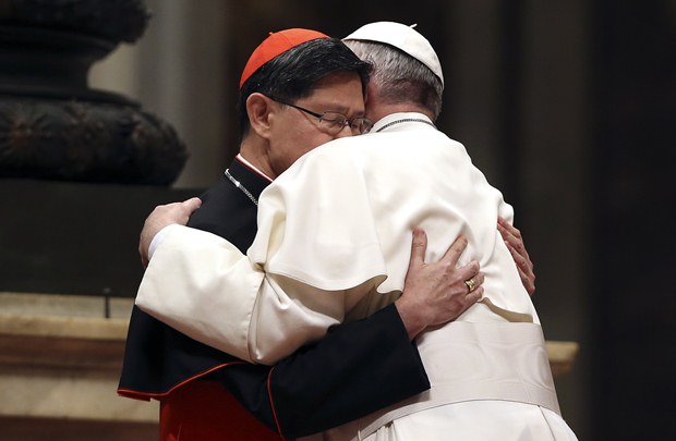 Papa Francisco abraça cardeal filipino antes de dar a bênção à imagem de São Pedro