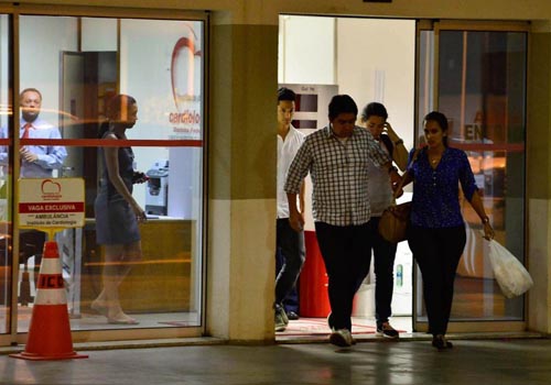 Imagem mostra frente do hospital, após a saída de familiares que foram visitar o deputado licenciado, que passou mal ontem