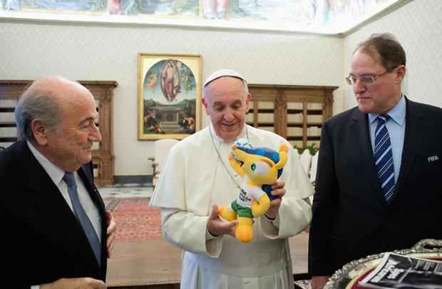 O papa recebeu o mascote da Copa do Mundo 2014 do presidente da Fifa, Sepp Blatter