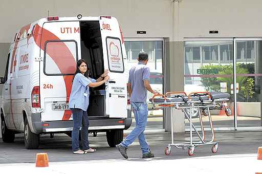Movimentação em frente ao ICDF, onde Genoino está internado: na quinta-feira, o deputado passou mal devido a pico de pressão arterial