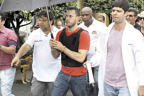 Vestido com um colete à prova de balas, Guilherme Longo mostrou a versão dele sobre a noite do crime. Para a polícia, há muitas contradições