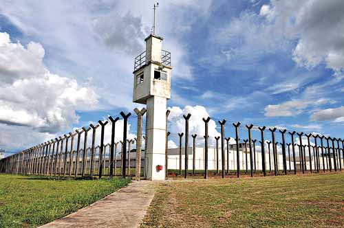 Somente na Papuda, onde estão detidos José Dirceu e Delúbio Soares, outros 916 detentos aguardam a mudança para o regime semiaberto