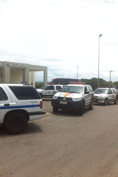 Carros da Polícia Militar chegam ao Hospital do Paranoá