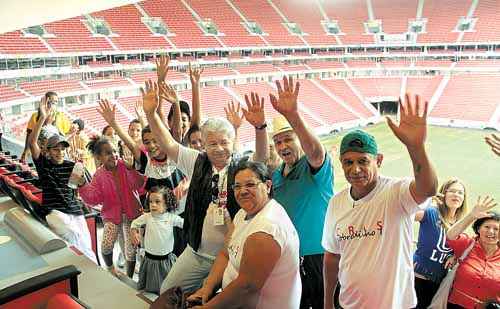 O casal Carlos e Meire se emocionou com o gramado do Mané Garrincha