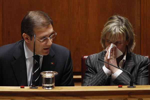 O primeiro-ministro de Portugal, Pedro Passos Coelho (E) fala com a ministra das Finanças Maria Luís Albuquerque, durante a votação do debate sobre o orçamento 2014, em Lisboa