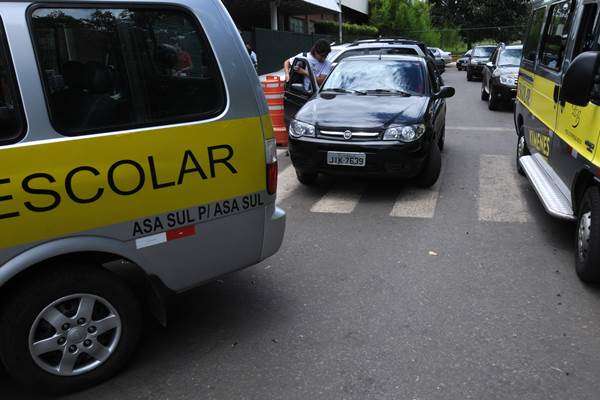 Carro para sobre a faixa de pedestres para a entrada de um aluno: flagrante comum em frente a colégios