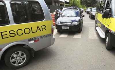 Carro para sobre a faixa de pedestres para a entrada de um aluno: flagrante comum em frente a colégios