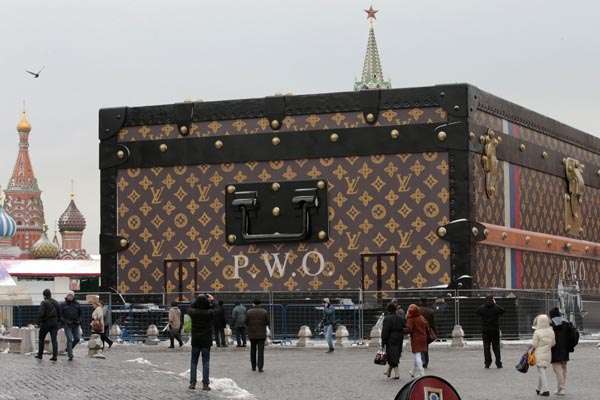 Pessoas passam por pavilhão da Louis Vuitton, em forma de mala gigante, instalado na Praça Vermelha, no centro de Moscou