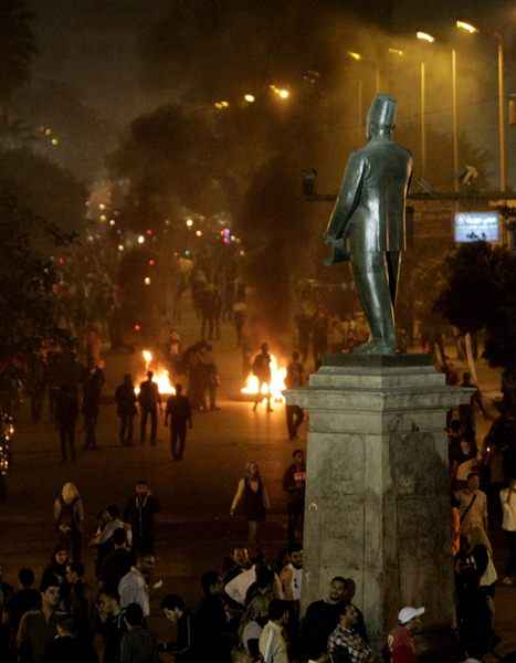 Dois opositores egípcios são presos por incitar manifestação