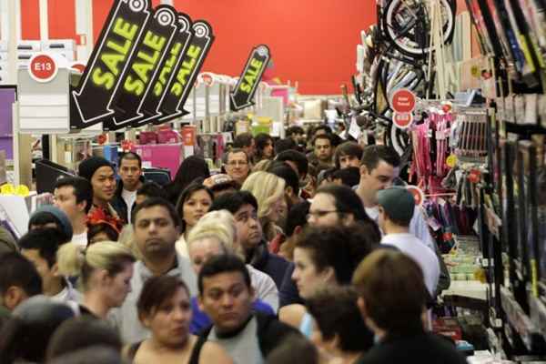 Nos Estados Unidos, os clientes ficam horas na fila à espera das ofertas