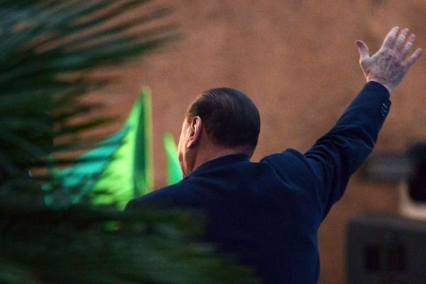 Berlusconi acena para os correligionários reunidos diante de sua casa, em Roma: Luto para a democracia