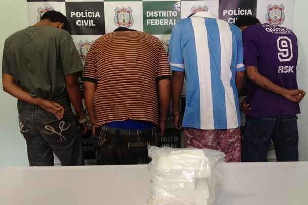 A polícia apresentou os suspeitos e a droga apreendida com a quadrilha