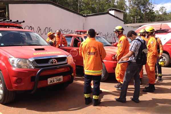 Bombeiros se preparam para realizar buscas de adolescente desaparecido