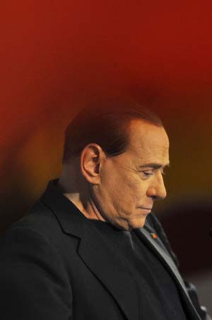 Da Itália o ex-primeiro-ministro Silvio Berlusconi fez um discurso fora de sua residência privada, o Palácio Grazioli, no dia em que perdeu a imunidade parlamentar