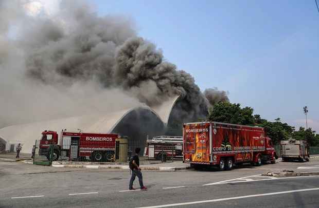 Ao menos 27 viaturas tentam conter o fogo do Memorial da América Latina