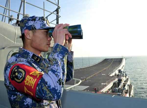 Militar chinês no porta-aviões Liaoning, enviado para a área em disputa com Japão, Coreia do Sul e Taiwan