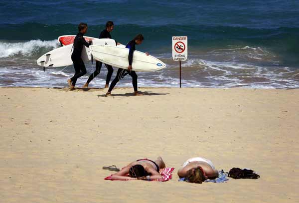 Em Sidney, a praia australiana de Manilha possui as placas sinalizando o perigo para os banhistas