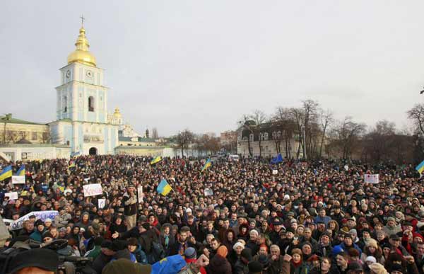 População ucraniana reunida na praça em frente à Catedral de Mikhailovsky Zlatoverkhy neste sábado (30/11)