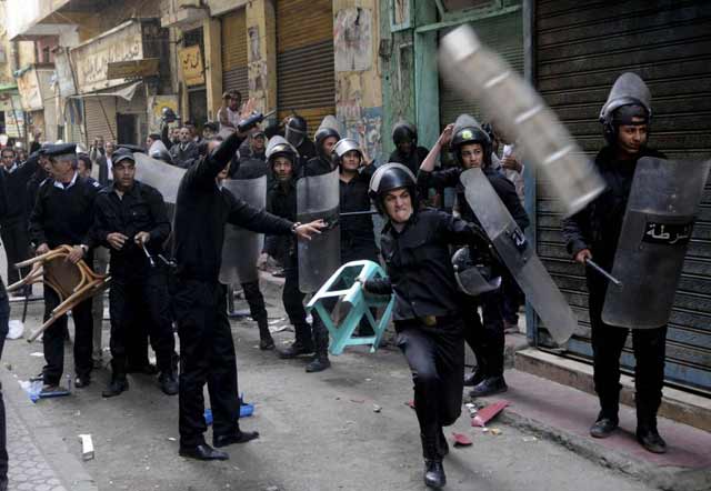 Manifestações violentas começaram a acontecer na sexta-feira (29/11) e continuam nas ruas do Cairo