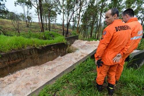 Bombeiros procuram jovem no canal, que foi tomado pela água